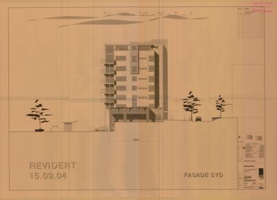 Fasadetegning av en bygning sett fra syd, med omgivende terreng og vegetasjon.