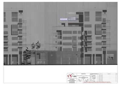 Fasadetegning av en fleretasjers bygning med balkonger og vinduer, inkludert arkitektoniske detaljer og tekstmerking.