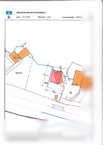 Situasjonsplan (tomtekart) som viser eiendomsnummer, bygningers plassering og grenser.