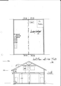 Bildet viser en tegning med en etasjeplan (øverst) og et snitt (nederst) av en bygning. Tegningen inneholder mål, rombetegnelser (f.eks. 'Maskin', 'Lager/seddel') og en skisse av trapp.