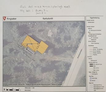 Kartutsnitt som viser eiendom med overlagte tegninger av planlagt revet og nybygg, inkludert adressepunkt, bygningsspor og teigrenser.
