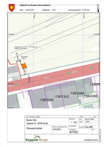 Situasjonsplan som viser eiendomsnummer, tomtegrenser, naboeiendommer og infrastruktur (jernbane, veier) i forhold til bygget.