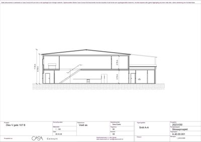 Snittegning (Snitt A-A) som viser bygningens tverrsnitt med høyder, trapp og romfordeling.