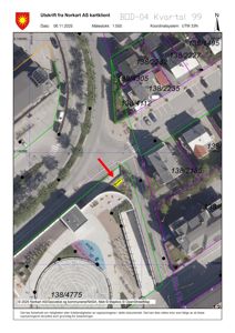 Situasjonsplan eller kartutsnitt som viser eiendomsnummer, gater og bygninger sett fra luften (flyfoto).