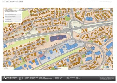 Situasjonsplan eller kartutsnitt som viser bygningens plassering i forhold til omgivelsene, veier og nabolag.