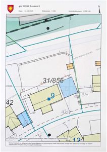 Situasjonsplan som viser eiendommen gnr 31/856, Åsveien 9, med bygningers plassering, grenser og koordinatsystem.