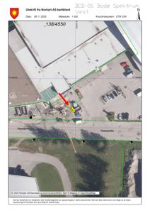 Kartutsnitt (Norkart) som viser etasjeplan for en bygning med overlagte grønn tomtegrense og en rød pil som peker på en spesifikk plassering.