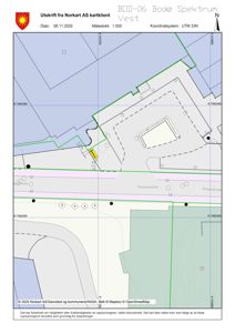 Situasjonsplan som viser tomtens grenser, bygningers plassering, veier (Plassmyrveien) og topografi.