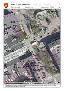 Satellittbilde (flyfoto) av et område med overlagte kartdata, eiendomsgrenser og eiendomsnummer.