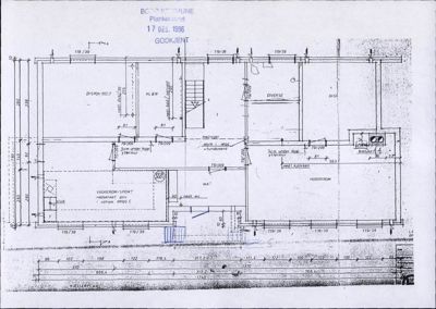 Etasjeplan (eller kjellerplan) som viser romfordeling, vegger, dører og dimensjoner for en bygning.