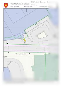 Situasjonsplan som viser tomtens grenser, bygningers plassering, veier (Plassmyrveien) og topografi.