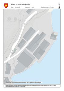 Situasjonsplan (tomtekart) som viser bygningers plassering i forhold til hverandre, veier (Kviberggt) og kystlinje.