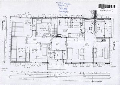 Etasjeplan (1. etasje) for en bolig i Bodo kommune, datert 17. desember 1996. Planen viser romfordeling, dimensjoner og plassering av dører og vinduer.