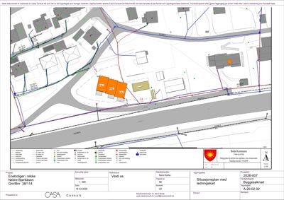 Situasjonsplan som viser tomt, bygninger, veier og ledninger i et område.