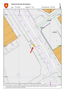 Situasjonsplan eller kartutsnitt fra Norkart AS som viser eiendomsgrenser, vegnett (Gammel Råhusen), og en markert bygning eller tomt med koordinater.