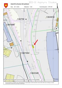 Situasjonsplan (kart) fra Norkart som viser eiendomsgrenser, vegnett og en markert bygning med rød pil.