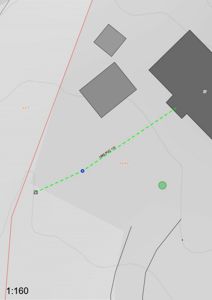 Situasjonsplan som viser tomtens form, grenser (rød linje), eksisterende bygninger (grå felter) og en planlagt vei eller tilkobling (grønn stiplet linje).