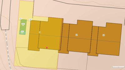 Situasjonsplan som viser tomtens form, grenser, plassering av bygninger (merket med tall) og tilstøtende infrastruktur.