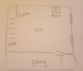 En håndteget etasjeplan som viser romfordeling med stue, gang, kjøkken, trapp og ovn.