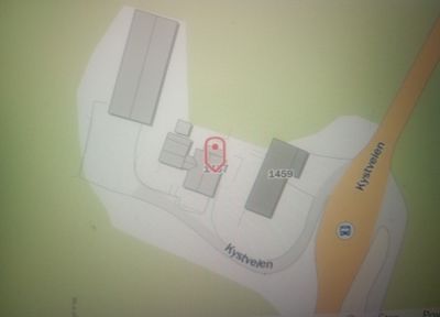 Situasjonsplan som viser tomtens beliggenhet i forhold til Kystveien, nabobebyggelse og eiendomsnummer.