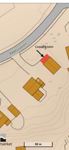 Situasjonsplan som viser bygningers plassering på tomten, veier (Rådhusveien), terrengkurver og en markert carport.