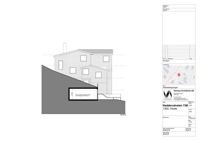Snittegning (Snitt B) som viser bygningens tverrsnitt gjennom et skrått terreng, inkludert grunnmur, vinduer og trapp.