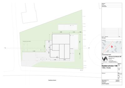 Situasjonsplan som viser bygningens plassering på tomten med angitte mål og høyder.