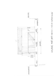 En håndtegnet fasadetegning (opprikk) mot øst for en bygning, med angitte mål og grenser.