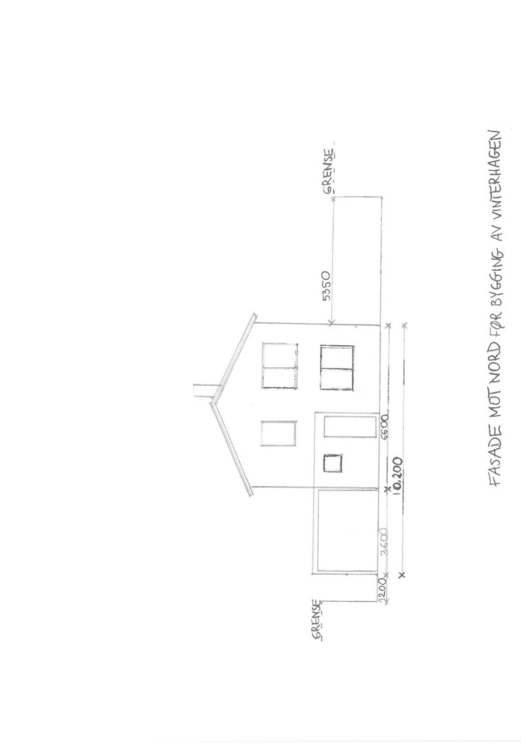 En håndtegnet fasadetegning (opprikk) av en bygning sett fra nord, med angitte mål og grenser.