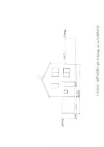 En håndtegnet fasadetegning (opprikk) av en bygning sett fra nord, med angitte mål og grenser.