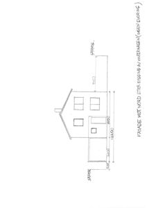En håndtegnet fasadetegning (opprikk) av en bygning sett fra nord, med angitte mål og grenser.