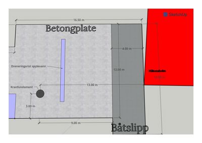 En teknisk tegning som viser detaljer for en betongplate, inkludert dimensjoner, plassering av dreneringsrist og kranfundament, samt tilstøtende båtslipp.