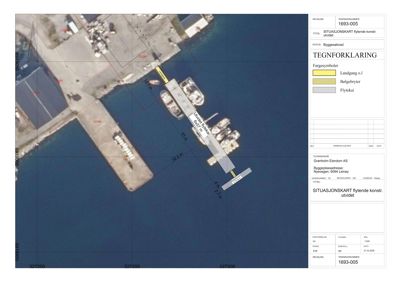 Situasjonskart som viser en flytende konstruksjon (kai) med overlag av et flyfoto, inkludert dimensjoner og tegnforklaring.