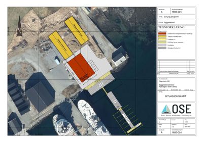Situasjonskart som viser tomtens beliggenhet, omgivende bygninger, vannkropp og planlagt bebyggelse overlappet på et flyfoto.