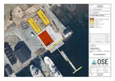 Situasjonskart som viser tomtens beliggenhet, bygningers plassering, veier og vannkropp sett fra luften.