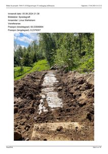 Fotografi av en utgravd grøft med spreddegrøft (betongrør) i et terrengområde.