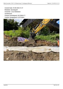 Fotografi av en grøft som blir sprengt med en gullig grøftmaskin. I bakgrunnen er det en bygning med en terrasse.