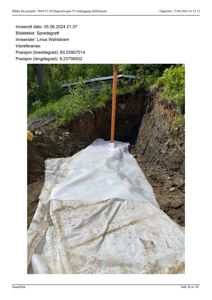 Fotografi av en utgravd spredegrøft med en hvit membran og en oransje rørgrensel lagt i grøften.