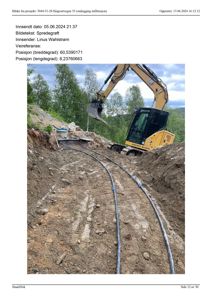 Fotografi av et spredegrøft i byggefeltet med en grøftmaskin og nedlagte rør.