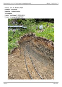 Fotografi av en utgravd spredegrøft med to rør i bakken.