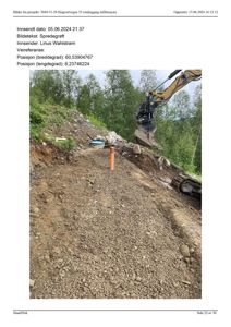 Fotografi av en spredegrøft under utførelse av en infiltrasjonsanlegg, med synlig grøft, spreder og markering.