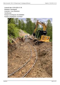 Fotografi av en spredegrøft med en gullgraver (CAT) og rør i en byggeplass.