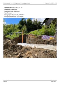 Fotografi av en utgravet spredegrøft med en hvit membran lagt i bunnen, sett fra siden.