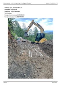 Fotografi av en grøft som er sprengt ut med en gullfarget gravemaskin (KATOBU) på en byggeplass.