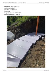 Fotografi av en utgravd grøft med hvite isolasjonsplater (sprødegroft) som er lagt på bunnen.