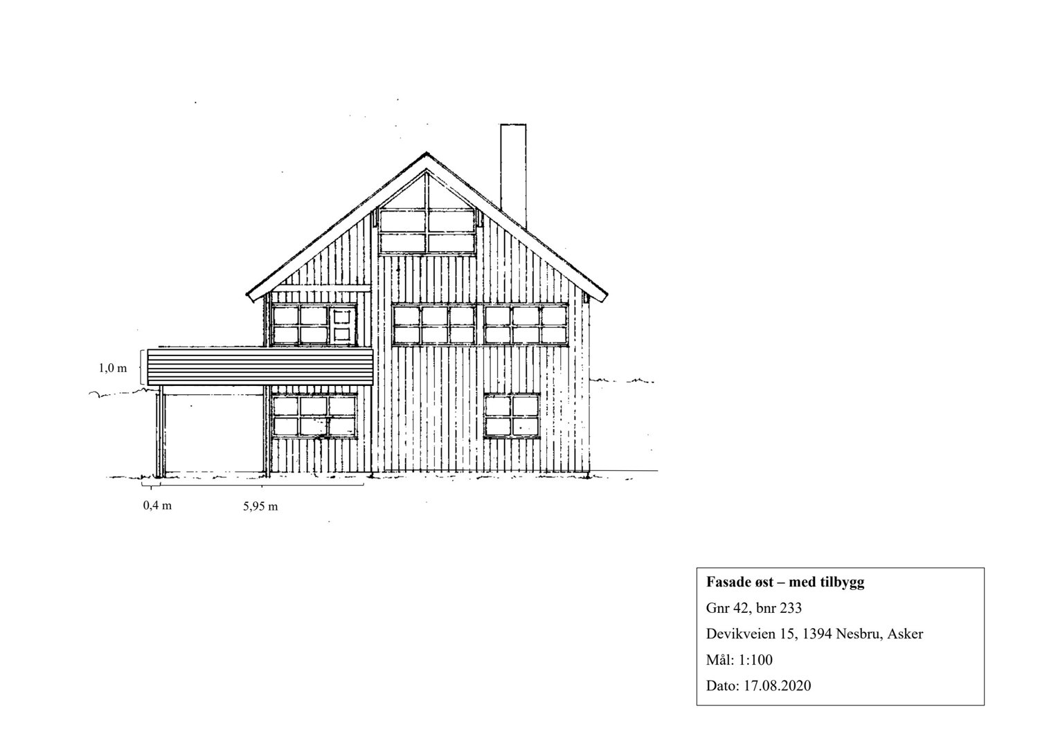 Tegning som viser fasaden mot øst for en bygning med et tilbygg, inkludert mål og adresse.