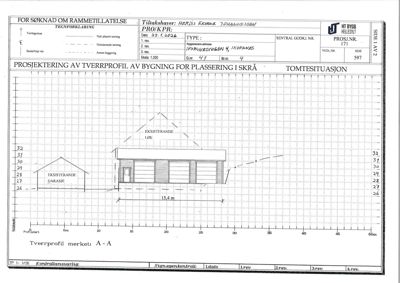 Tverrprofil (snitt) av bygning og eksisterende løft/garasje sett fra siden, med høydemål og plassering i skrå.