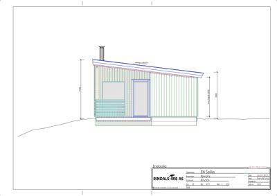 Fasadetegning som viser bygningens utseende fra en side, inkludert takhelling, vinduer, dør og mål.