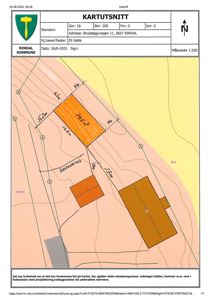 Situasjonsplan (kalt 'Kartutsnitt') som viser eiendomsgrenser, bygningers plassering og mål på tomta.