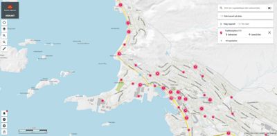 Et digitalt vegkart som viser et kystområde med flere markører (røde prikker) og en valgt rute (gult).